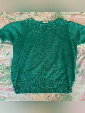 Vintage Green Short-Sleeve Knit Sweater with Decorative Neckline